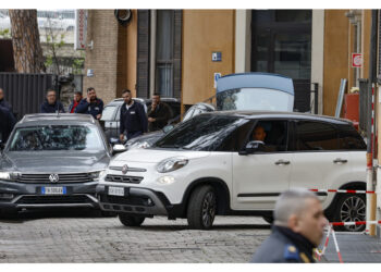 Al Tiberina Gemelli dopo l'udienza. E' poi rientrato in Vaticano