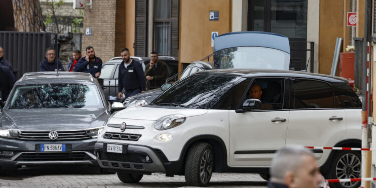 Al Tiberina Gemelli dopo l'udienza. E' poi rientrato in Vaticano