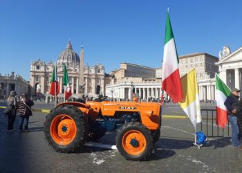 All'Angelus. In Vaticano un trattore e la mucca Ercolina