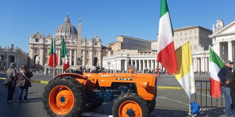 All'Angelus. In Vaticano un trattore e la mucca Ercolina