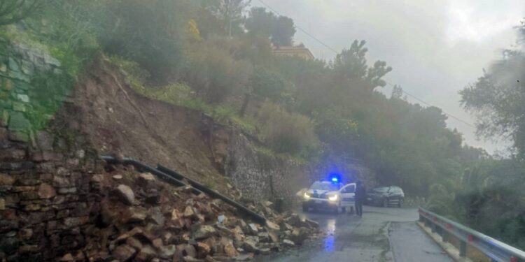 Piove da ieri. Ci sono già state piccole frane e allagamenti