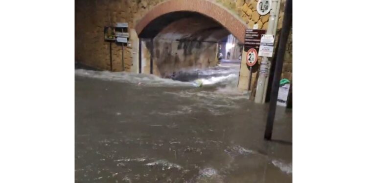 Bomba d'acqua all'alba nel comune del trapanese