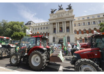 In centinaia protestano alle porte del ministero Agricoltura