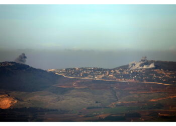 Una densa colonna di fumo si leva dall'area di Sidone