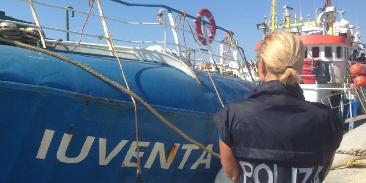 Imputati accusati di favoreggiamento immigrazione clandestina