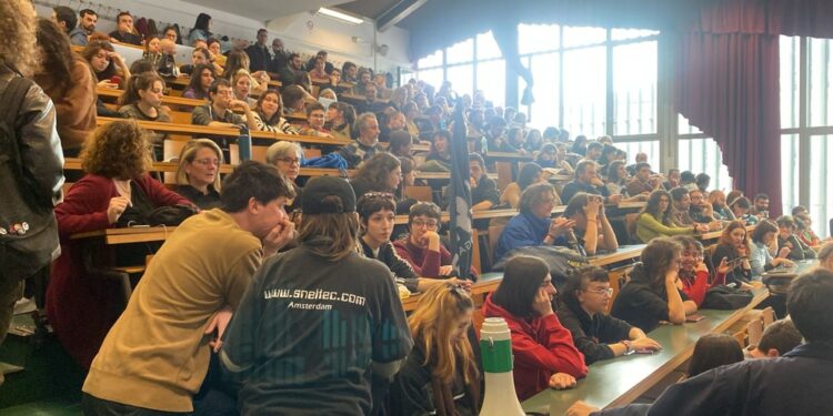 All'assemblea in corso partecipano studenti e docenti