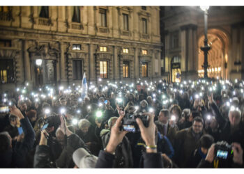 Luci accese dei cellulari in segno di cordoglio