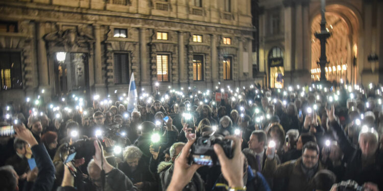 Luci accese dei cellulari in segno di cordoglio