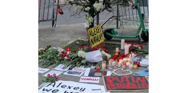 Alcune centinaia di attivisti attorno al memoriale di Navalny