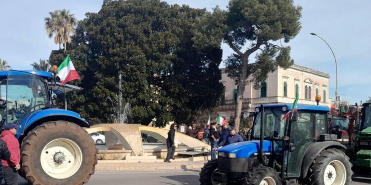 I mezzi attraversano il centro di Nardò