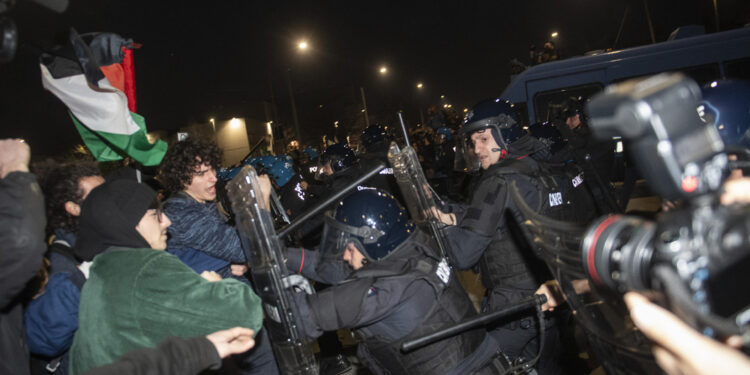 Cariche della polizia al corteo per la Palestina del 23 febbraio