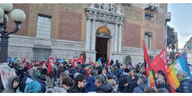 Davanti a Prefettura decine di militanti di diverse associazioni