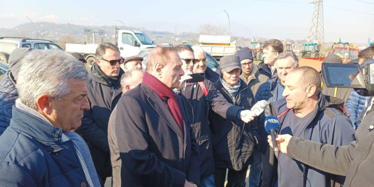 Mastella e presidente Provincia incontrano i manifestanti