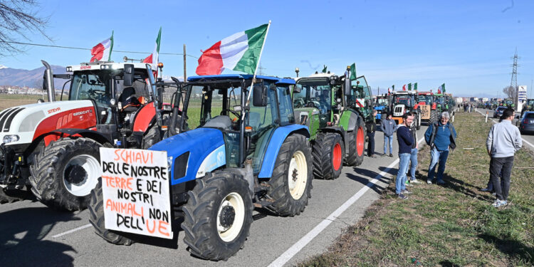 Manifestazione di fronte all'interporto. Traffico in tilt