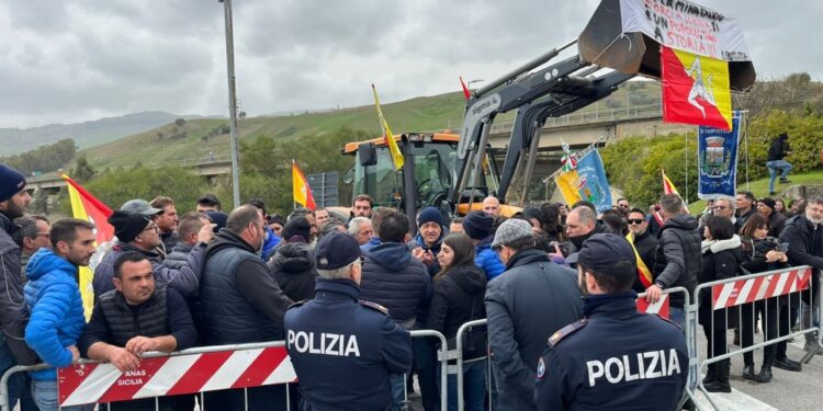 Manifestazione di agricoltori e allevatori da un mese in strada