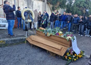 Manifestazione davanti al cimitero di Polistena