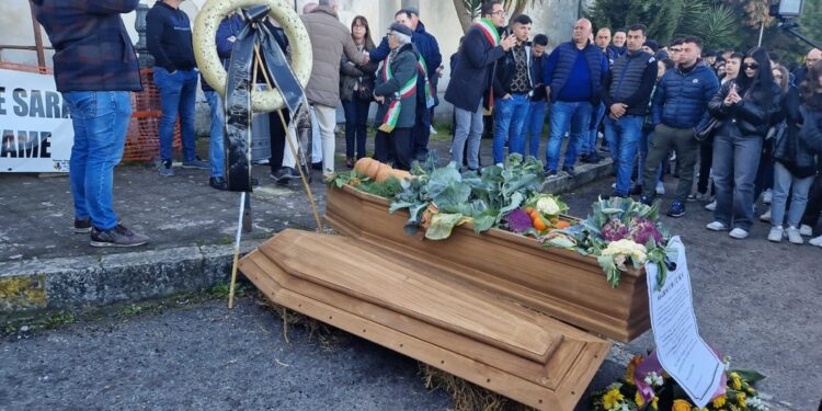 Manifestazione davanti al cimitero di Polistena