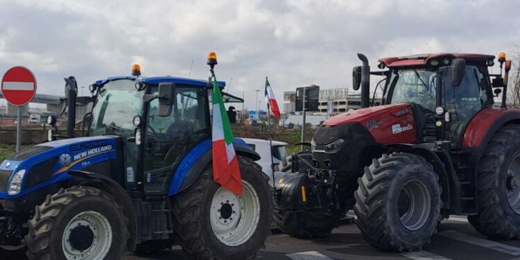 Coda dei mezzi ai bordi della carreggiata stradale