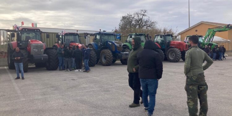 Venti mezzi e 60 agricoltori pronti a protesta a oltranza