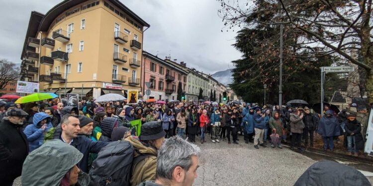 Persone arrivate da tutta Italia per il corteo di Stop Casteller