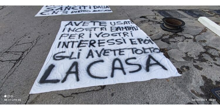 Protesta dei residenti e striscione: "Avete usato nostri bimbi"