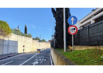 Cartello posto prima della rampa dove è successo l'incidente