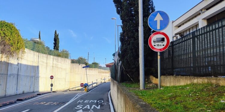 Cartello posto prima della rampa dove è successo l'incidente