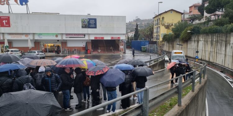 Chiedono più sicurezza e un autobus che li porti a scuola