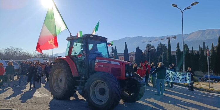 Agricoltori e allevatori sfilano per le vie del centro