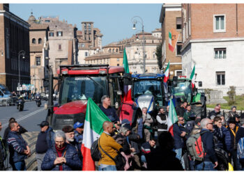 Due i mezzi a piazza della Repubblica