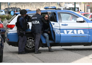 Nel quartiere di San Giovanni a Teduccio. Sul posto la Polizia