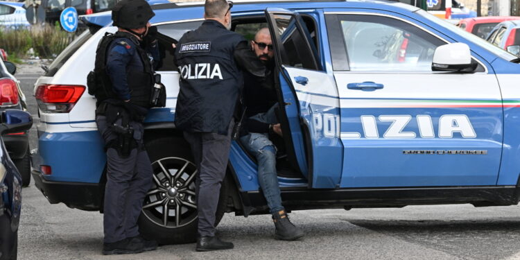 Nel quartiere di San Giovanni a Teduccio. Sul posto la Polizia