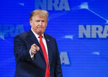 L'ex presidente alla Nra: sono il vostro miglior amico