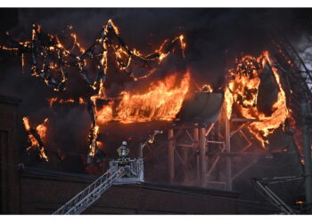 I vigili del fuoco sono ancora sul posto