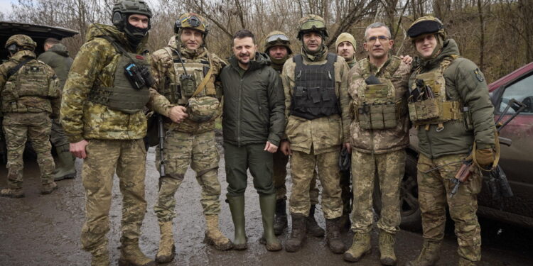 Visita alle truppe in zona pesantemente bombardata