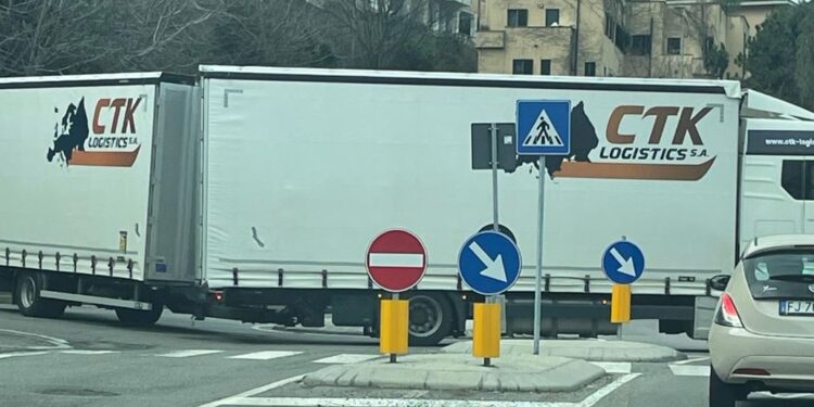 Como, camion resta bloccato nella rotatoria di via Bixio