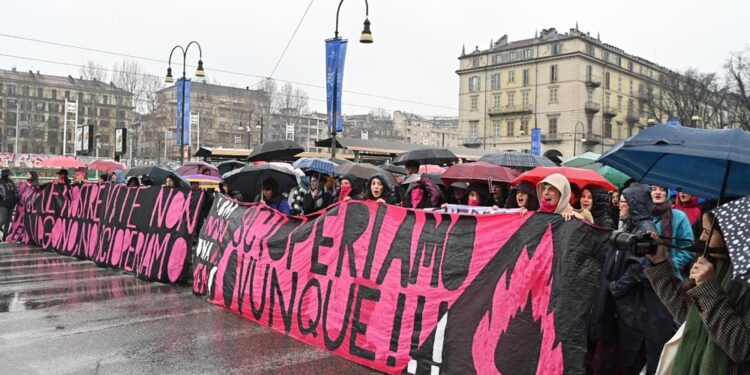 In centinaia in corteo sotto la pioggia: "Scioperiamo ovunque"