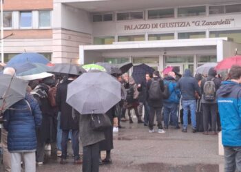 'Siamo qui per curiosità'. In aula Olindo e Rosa