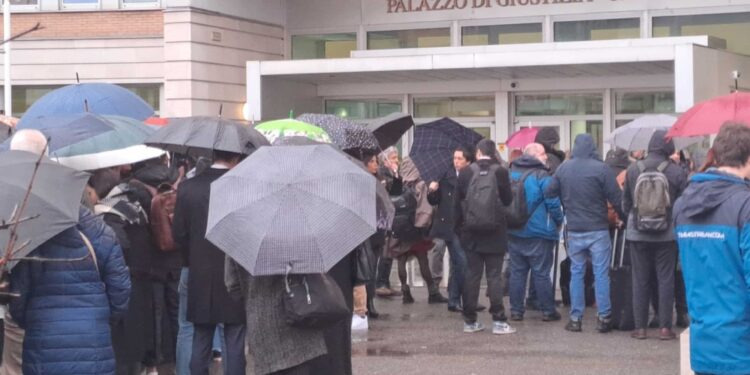 'Siamo qui per curiosità'. In aula Olindo e Rosa