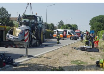 Nei pressi di Firenze invade corsia opposta e entra in abitacolo