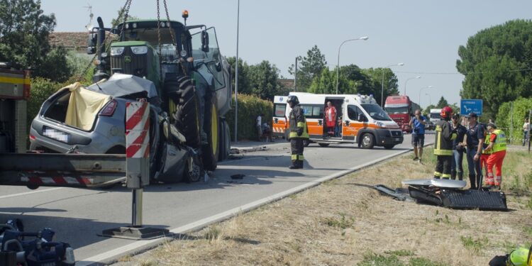 Nei pressi di Firenze invade corsia opposta e entra in abitacolo