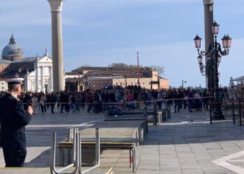 Proprietari tornati sul posto mentre arrivavano gli artificieri