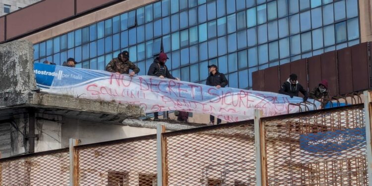 Striscione sulla rampa sopra zona cerimonia tunnel subportuale