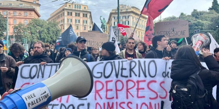 A studenti si sono aggiunti i portuali del Calp