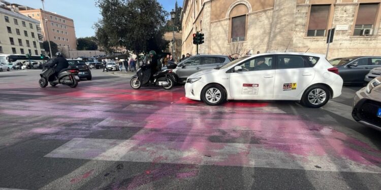 Attiviste di Bruciamo tutto bloccano il traffico sul Lungotevere