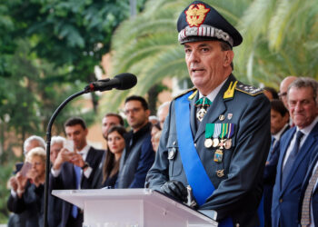 Comandante svolge verifica su militare a cui ha dato compiti