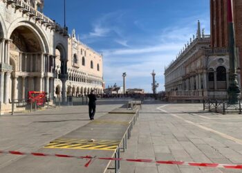 La piazza è stata chiusa in attesa degli artificieri