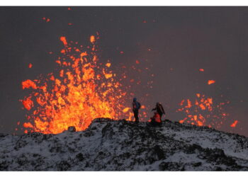 Si tenta di salvare la strada costiera dalla lava