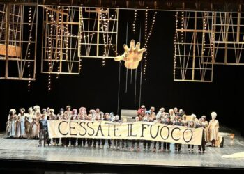 Mostrato sul palco dagli interpreti di "Elisir d'amore"