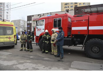 Un uomo e una donna. Granata colpisce un camion